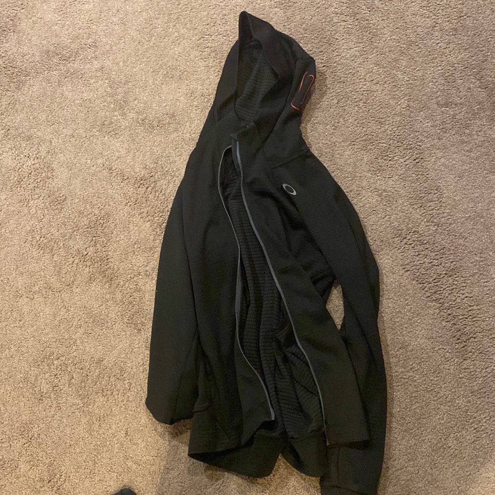 Oakley hoodie. Size L, runs true.